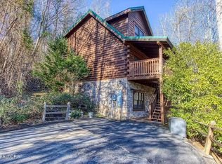 704 Yona Trail Way, Gatlinburg, TN 37738