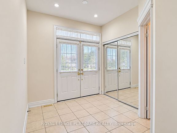 3rd image of 146 Sandringham Dr