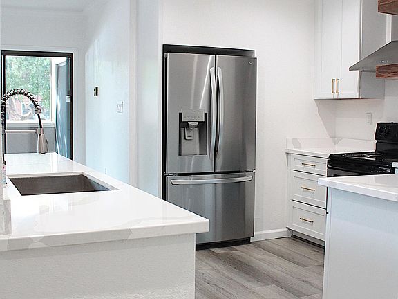 Kitchen with quartz counters/updated appliances