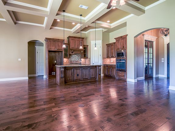 5th image of 421 River Bank Ln