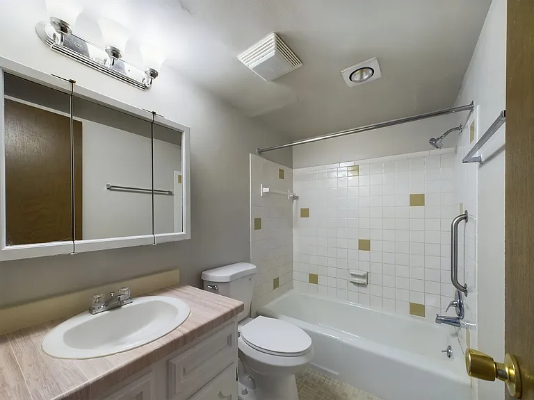 Williamsburg Apartments — Photo 52