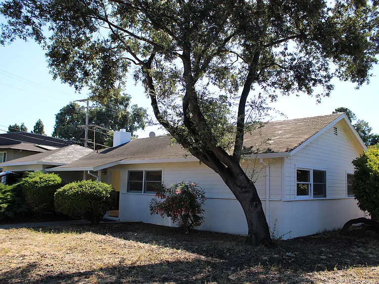 1030 Colorado Ave — Photo 2