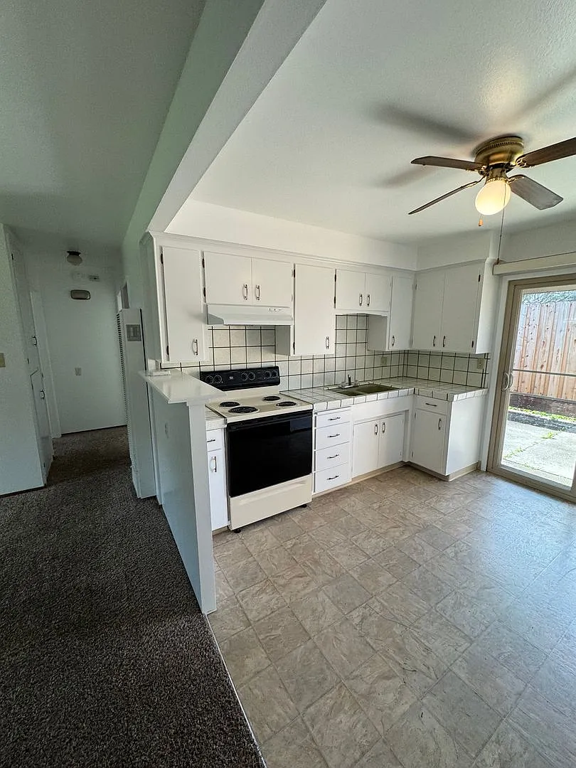 Hutchins 623 S — Photo 3