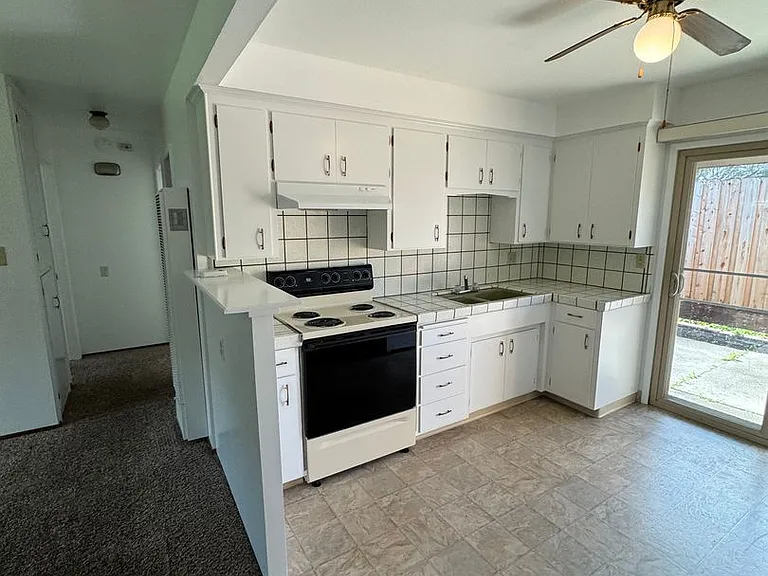 Hutchins 623 S — Photo 3