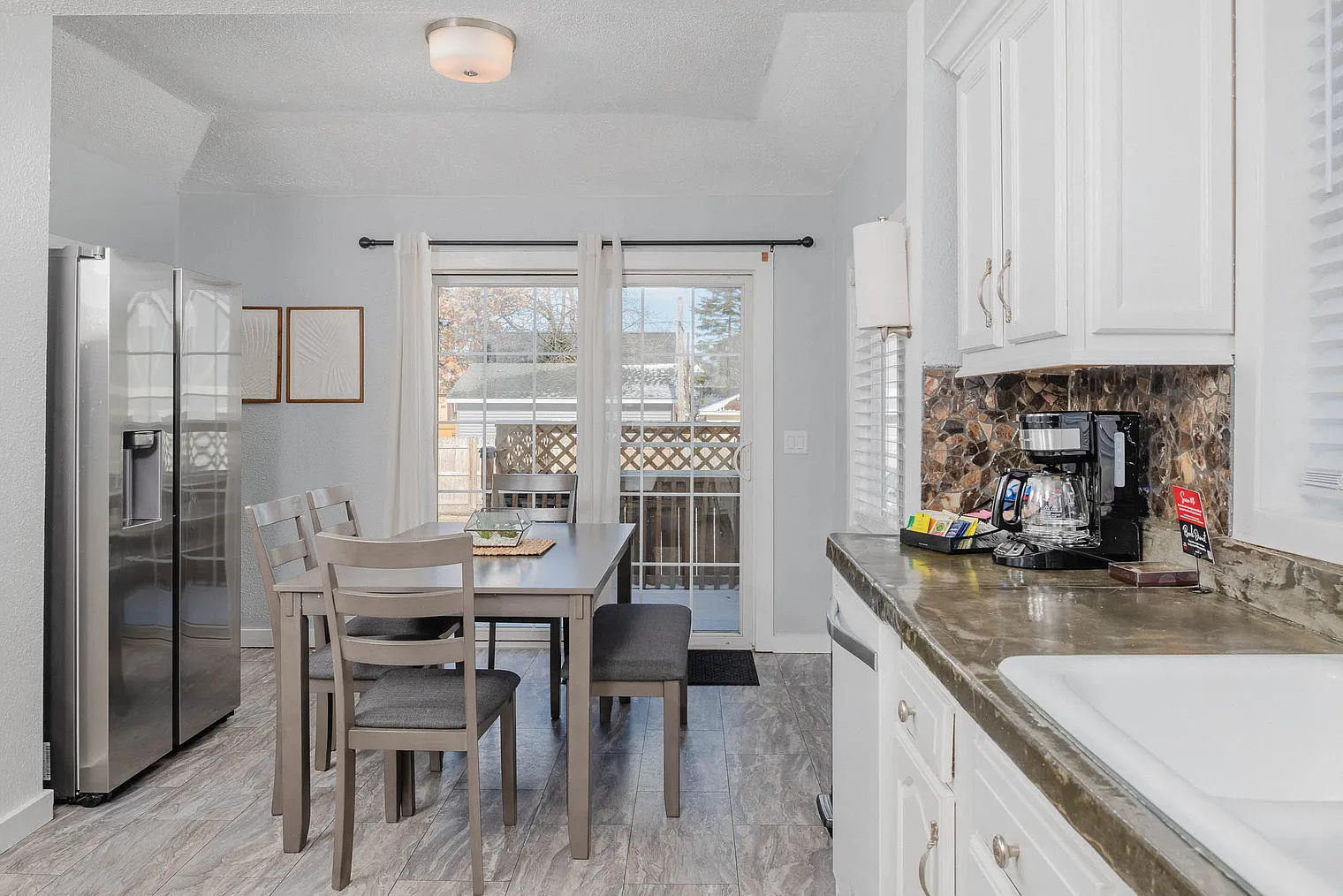 3 bed, 2.0 bath, 1646 sqft, $4,044 — Photo 4