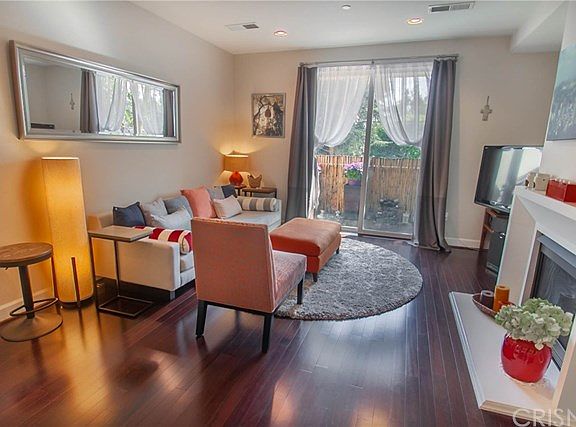 3rd image of 10609 Bloomfield St #201