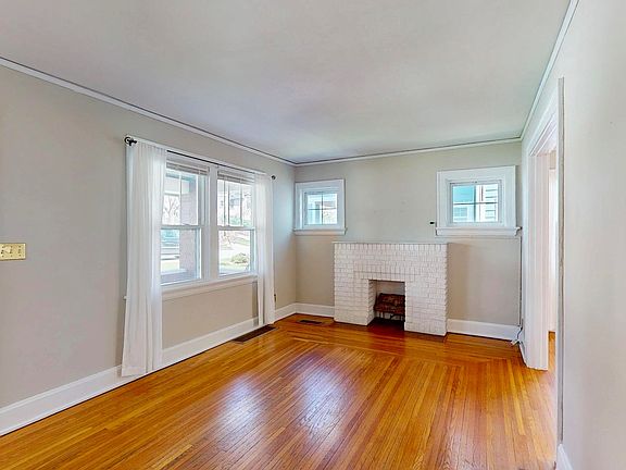 3rd image of 3113 Kinmont St