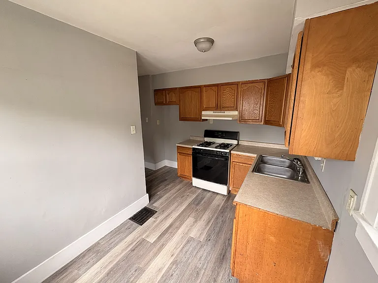825 W Division St — Photo 7
