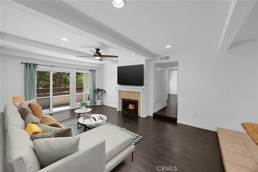 2 bed, 1037 sqft, $3,400 — Photo 3