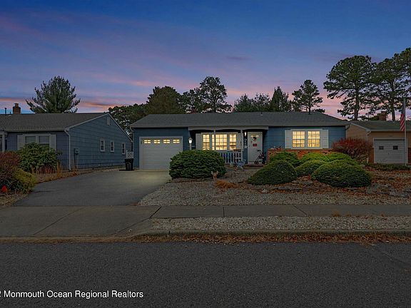 3rd image of 15 Bennington Dr