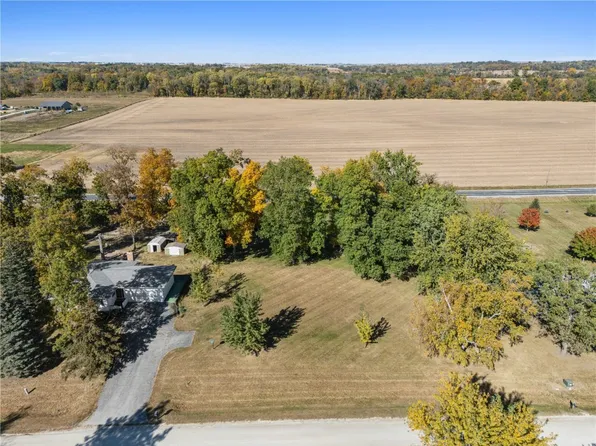 Klemish Cir, Center Pt, IA 52213