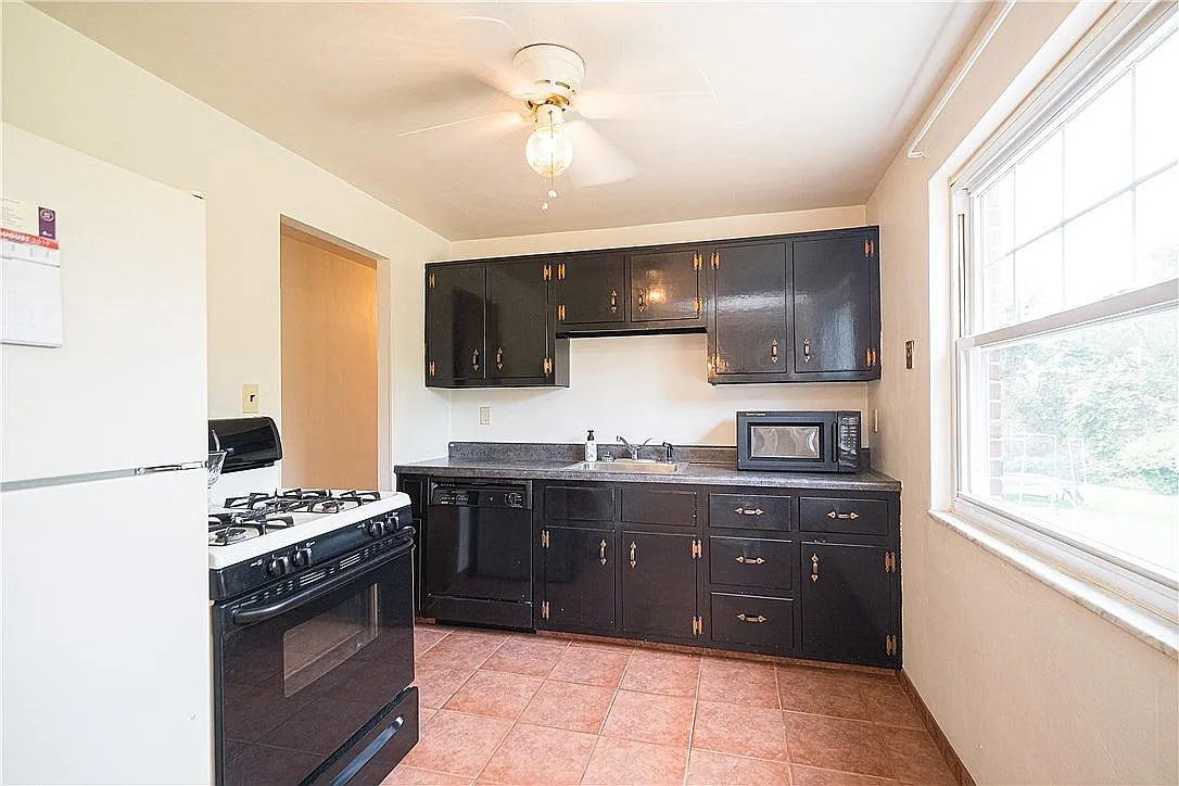 3 bed, 925 sqft, $1,600 — Photo 3