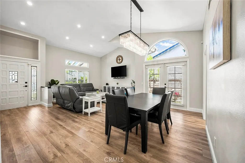 3 bed, 2321 sqft, $4,800 — Photo 3