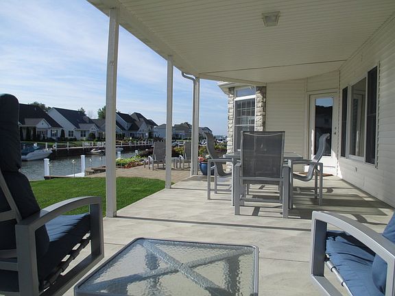 Relaxing back porch : Great place for entertaining