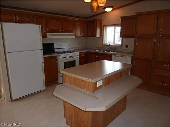 3rd image of 146 Island Dr