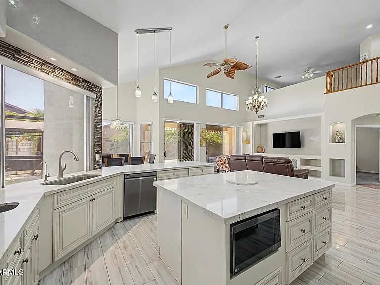 1015 E Irma Ln — Photo 15