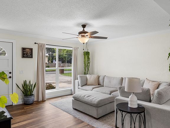 3rd image of 582 Pinewood Cir