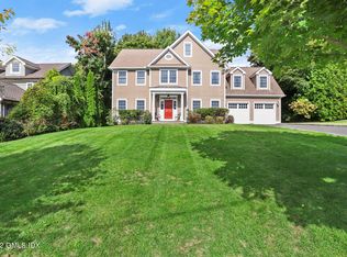 9 Robin Pl, Old Greenwich, CT 06870