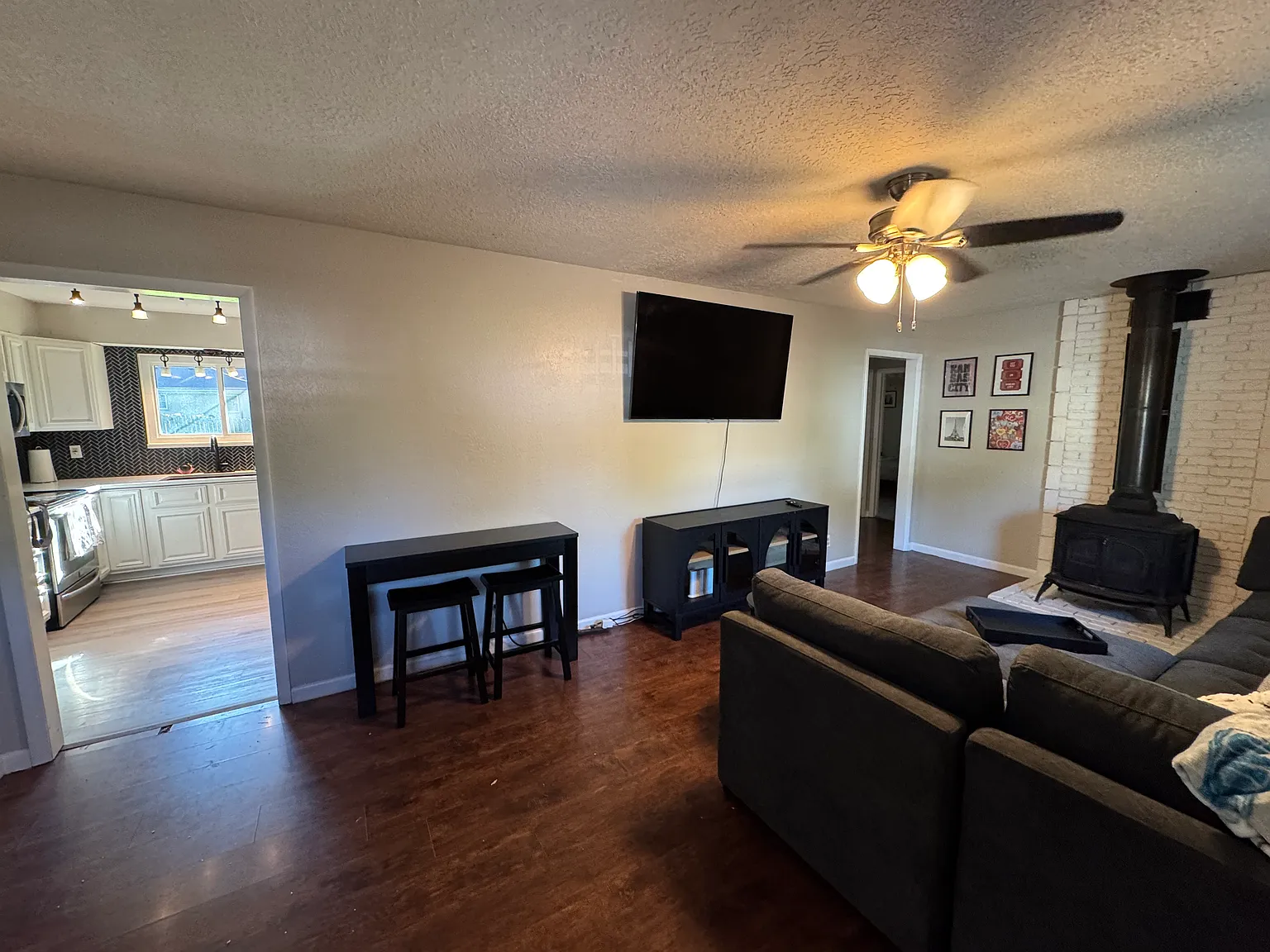 3 bed, 1022 sqft, $1,900 — Photo 2