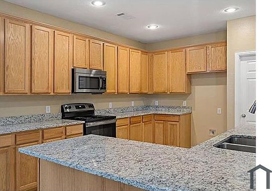 5th image of 1104 Oakcrest Dr