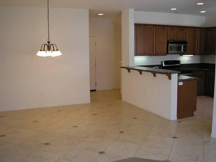 315 Dolphin Ln — Photo 3