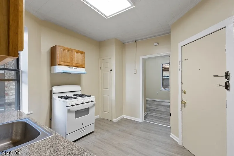 1 bed, 1.0 bath, 374 sqft, $1,550 — Photo 3