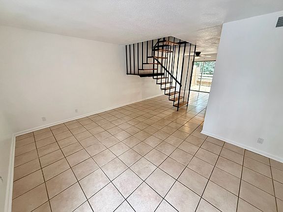 3rd image of 3815 Parklane Dr