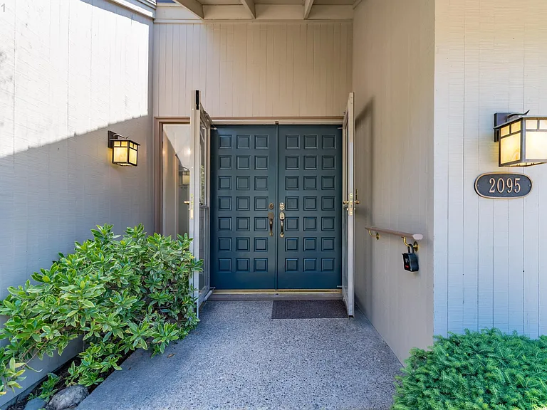 2095 Norwood St — Photo 2