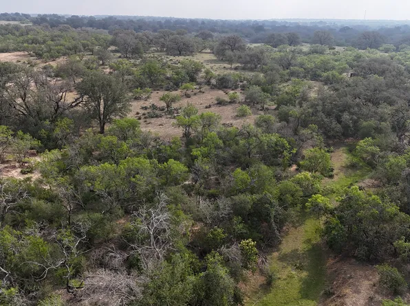 000 C St., Elmendorf, TX 78112
