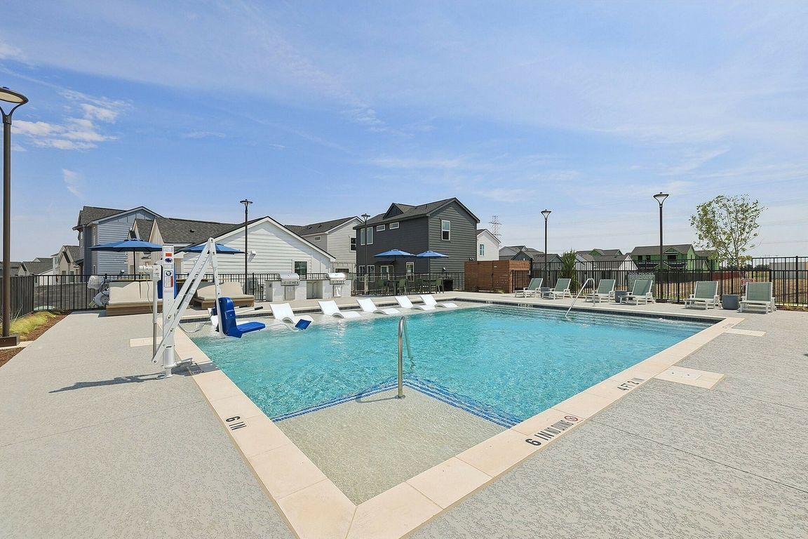 YardHomes Trailside Swimming Pool