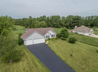 W361S2763 Lisa Ln, Dousman, WI 53118
