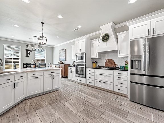 3rd image of 503 W Twin Falls Dr