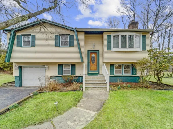 23 Hillside Ter, Andover, NJ 07821