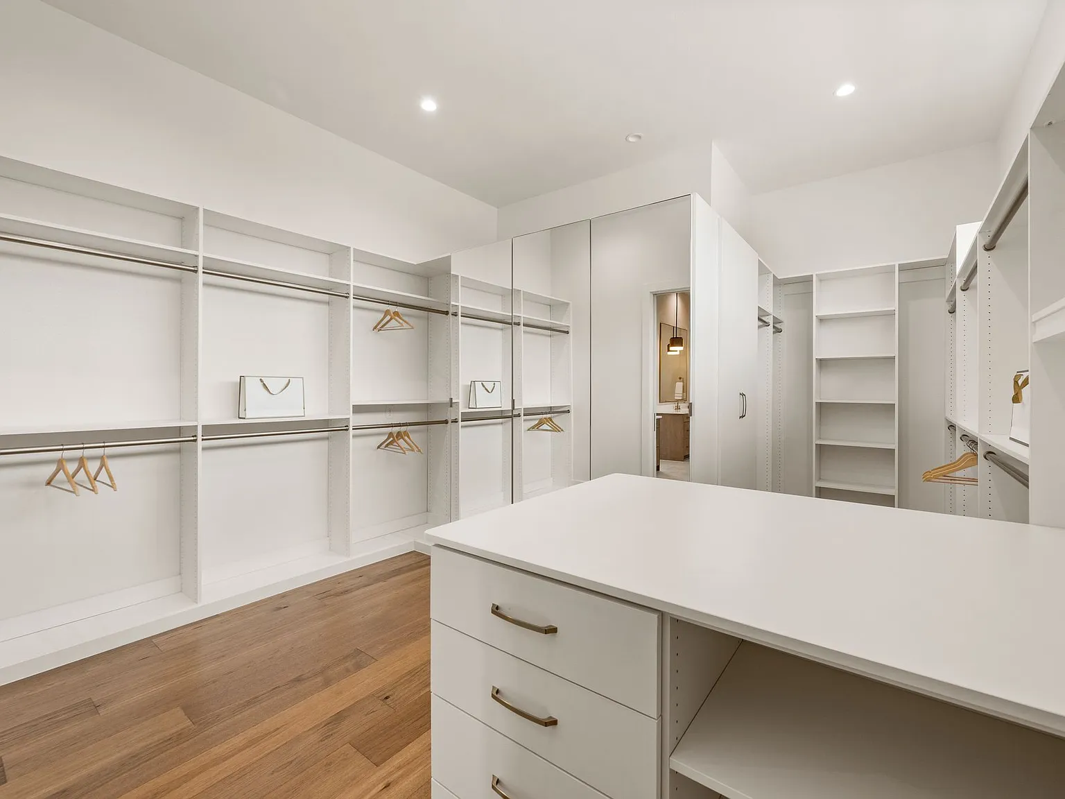 3 bed, 3.5 bath, 3315 sqft, $10,000 — Photo 4