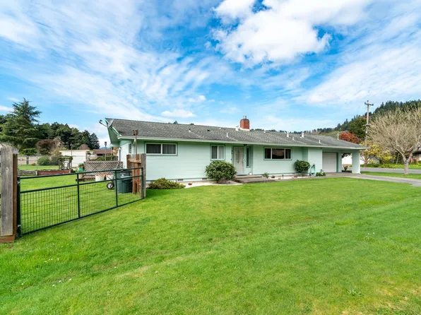 1086 Riverside Dr, Rio Dell, CA 95562