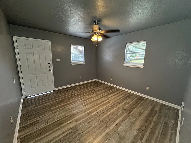 2820 Cedar Cir — Photo 3