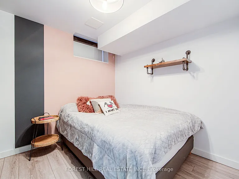 257 Manor Rd E — Photo 41