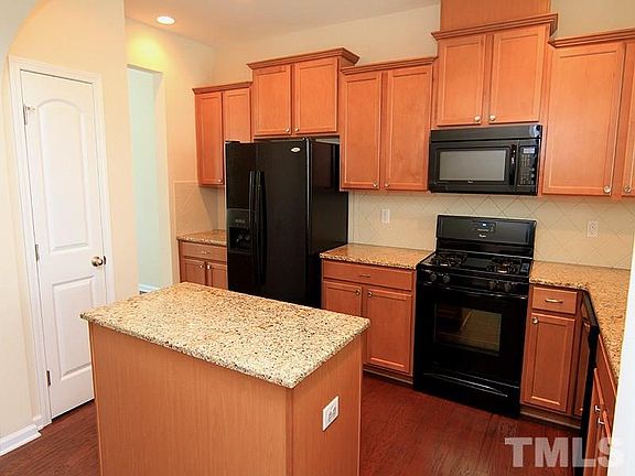 4th image of 215 Mount Evans Dr