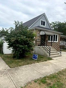 2nd image of 9959 S Escanaba Ave