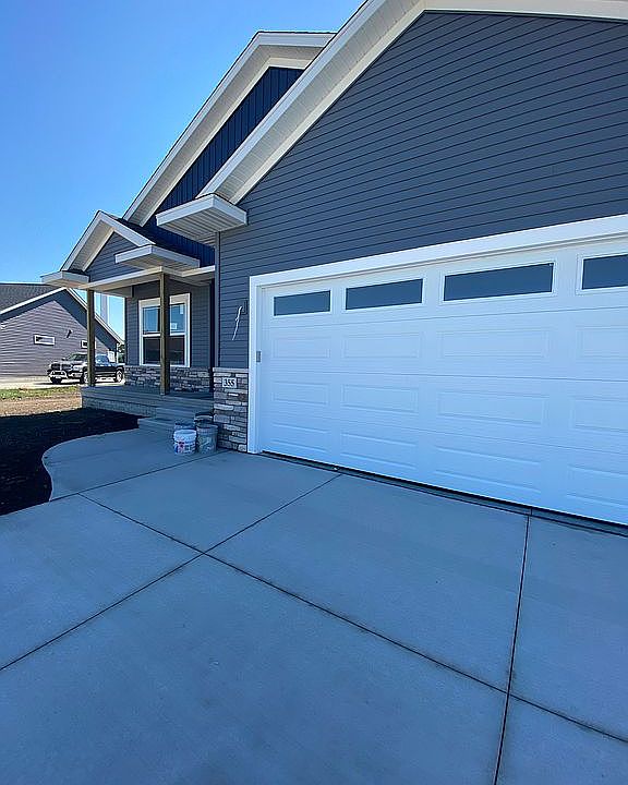 355 Linden St, IA 52202 Zillow