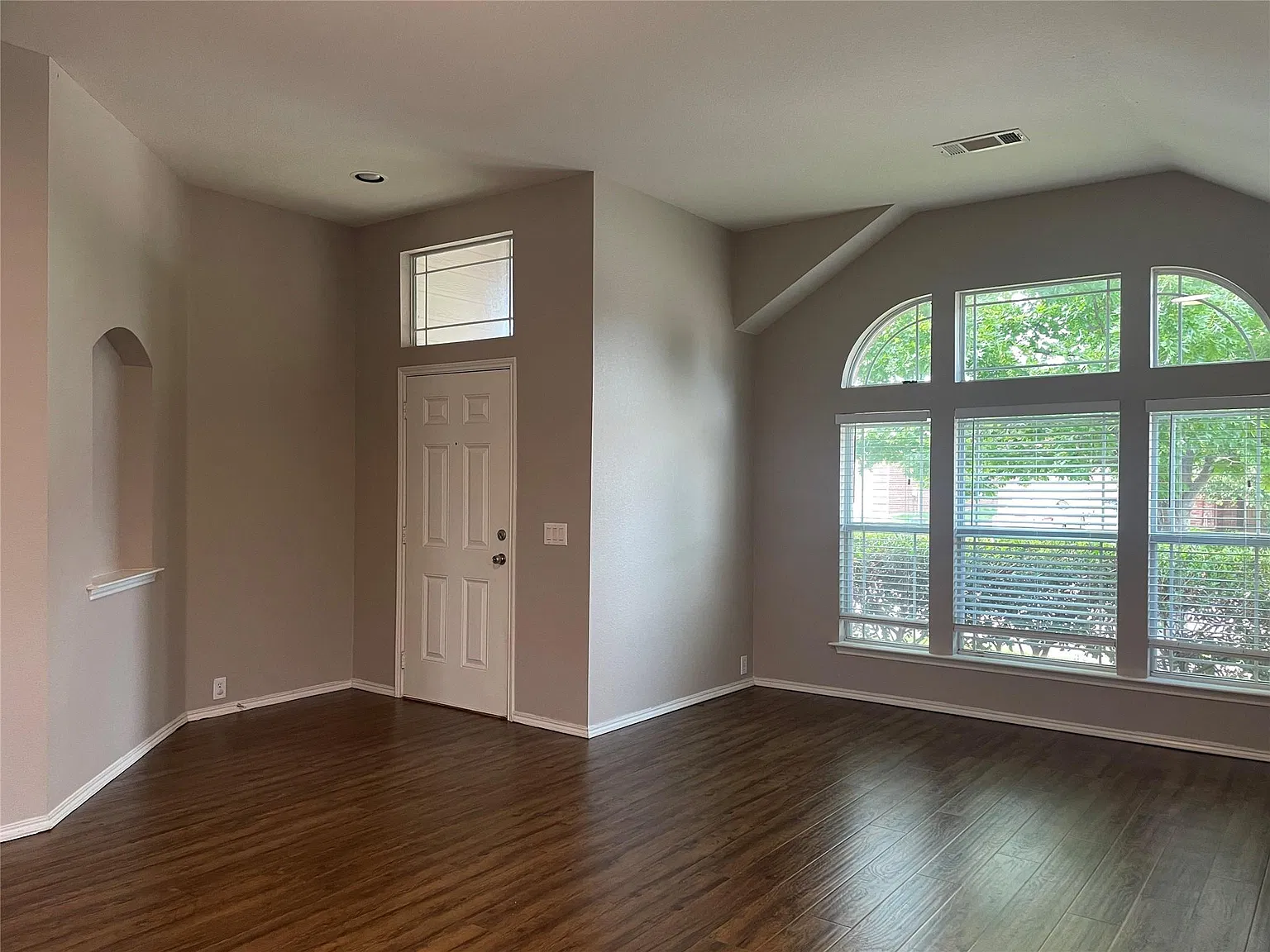 3 bed, 1881 sqft, $1,995 — Photo 3