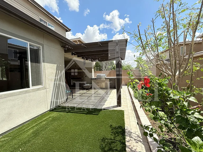 1729 W Myrna Ln — Photo 37