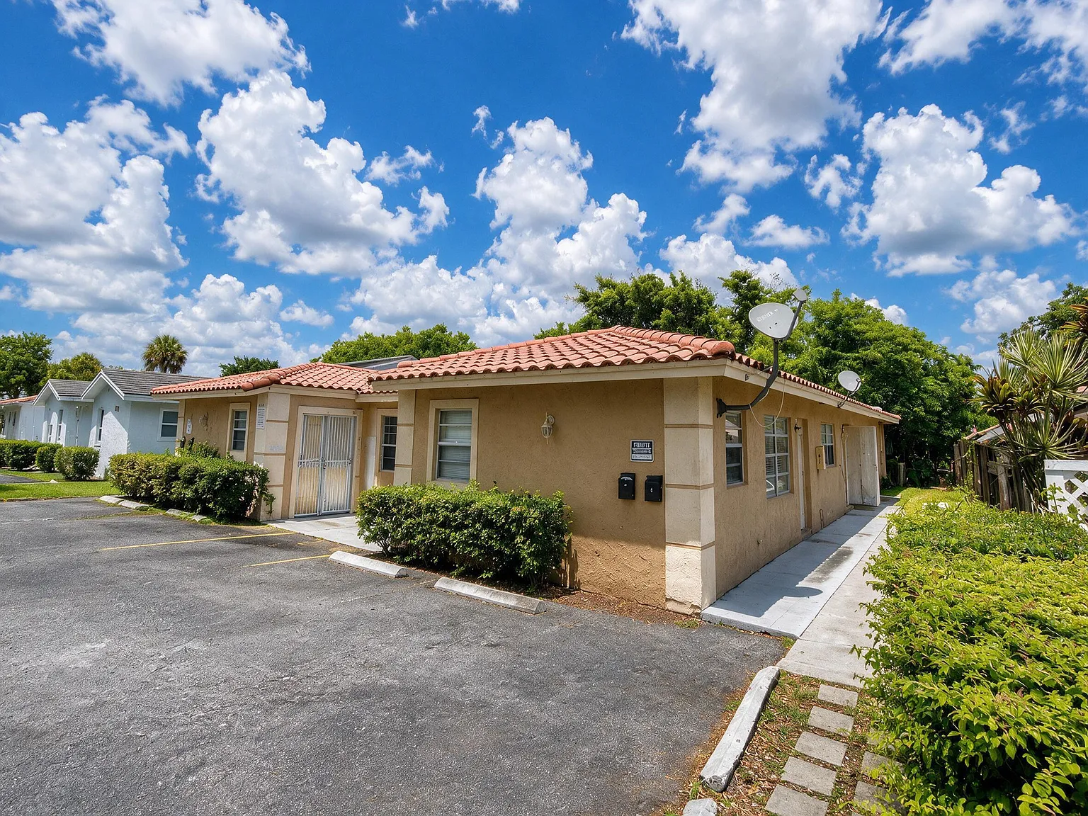3 bed, 2.0 bath, 1100 sqft, $2,400 — Photo 2