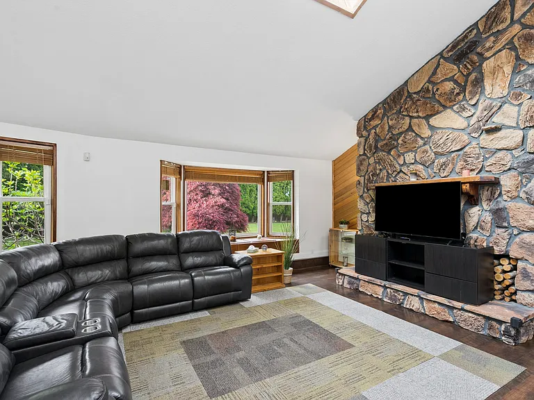 3573 NE Olympic St — Photo 10