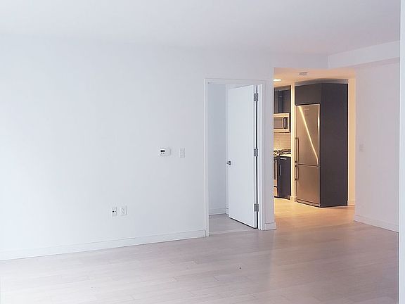 4th image of 535 W 43rd St APT S11h