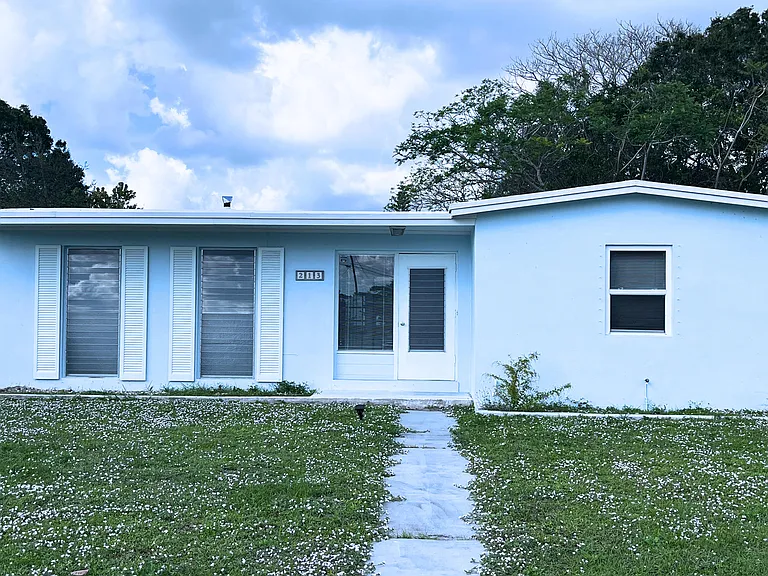 213 NE Prima Vista Blvd — Photo 1