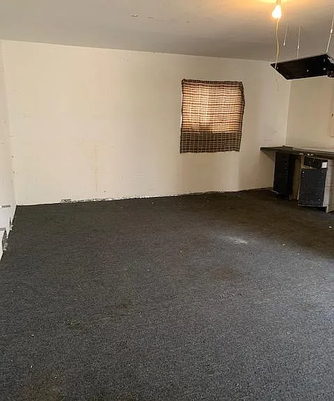 Detached carpeted garage/man cave