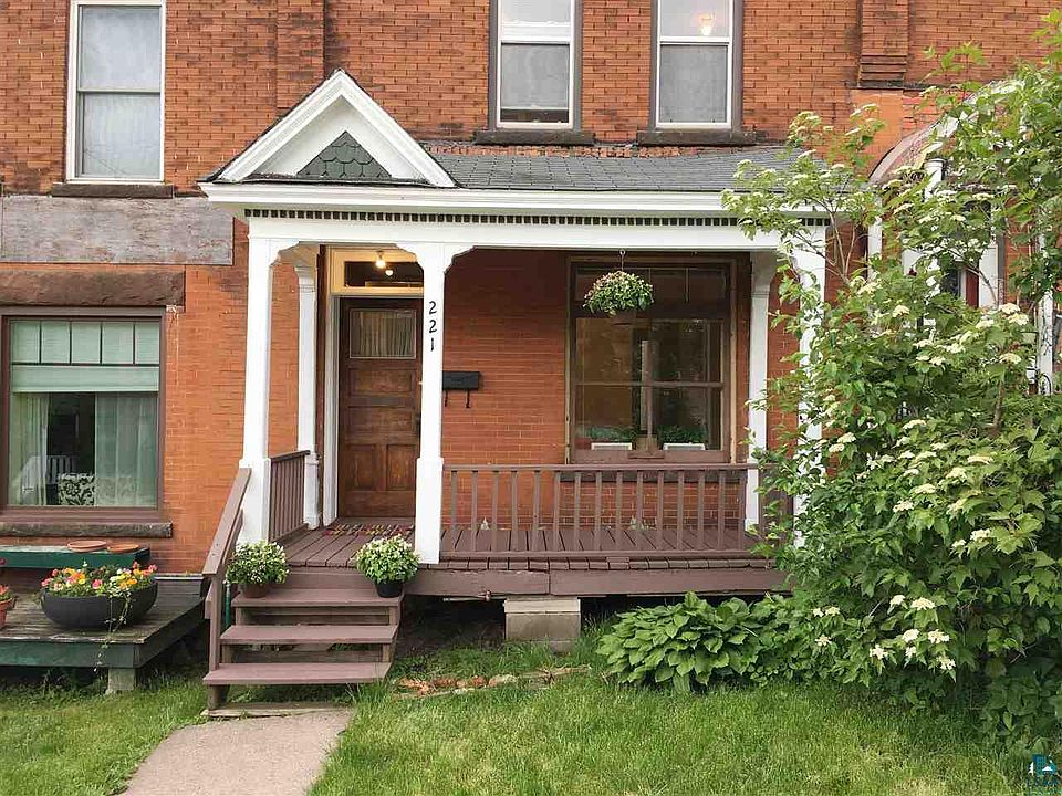 2nd image of 221 N 15th Ave E