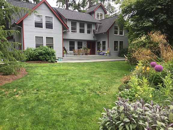 Private back yard with deck, fire pit and use of adjacent va