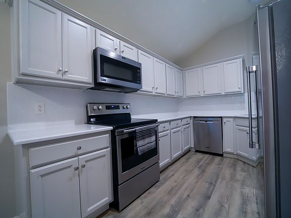 5th image of 117 Harbour Town Cir